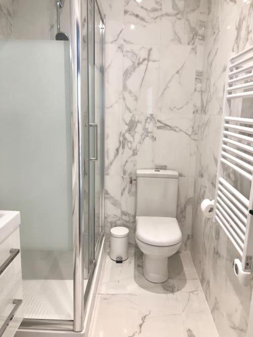 Central Apartment In The Heart Of The Marais With Air Conditioning 파리 외부 사진