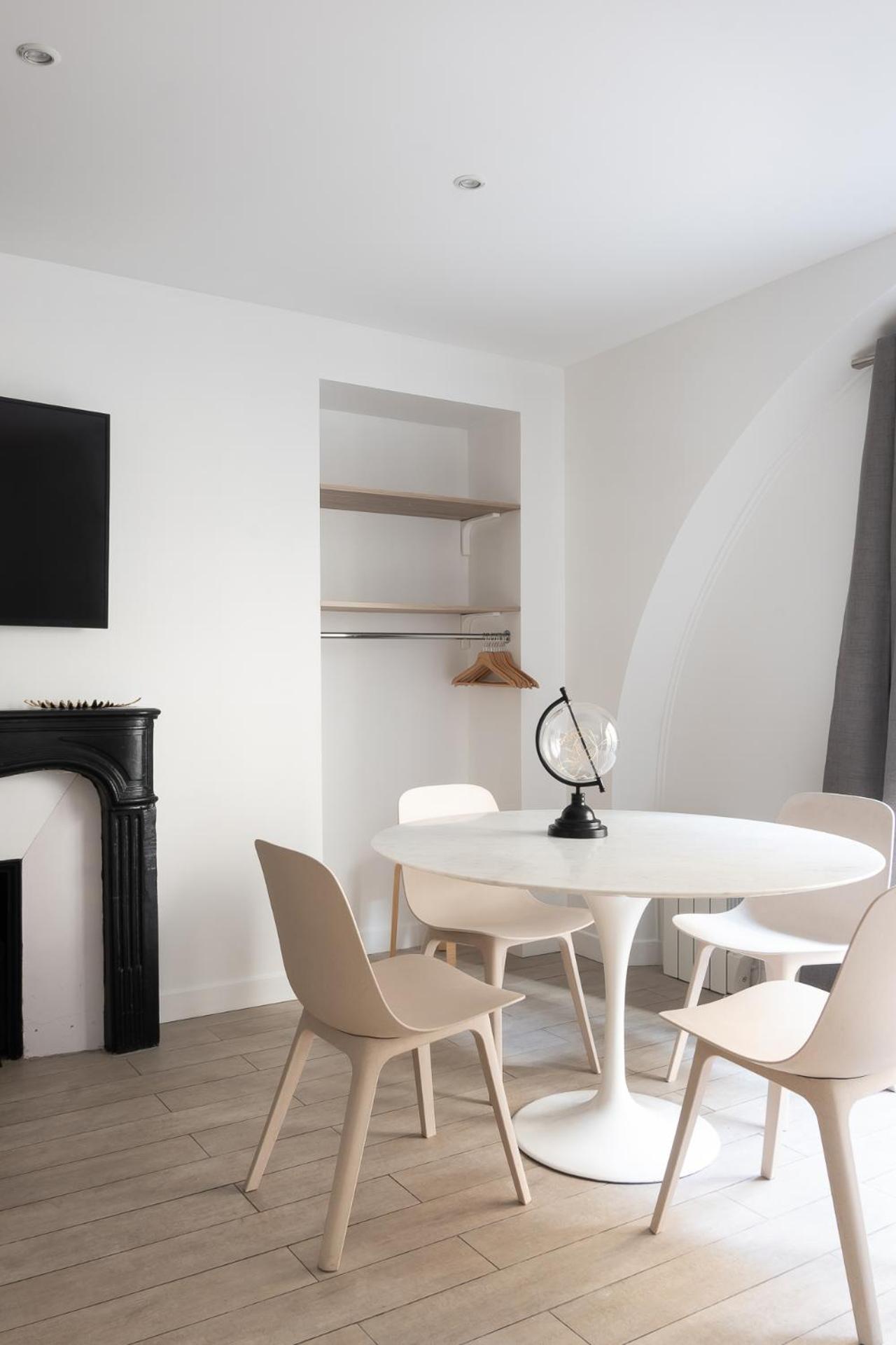 Central Apartment In The Heart Of The Marais With Air Conditioning 파리 외부 사진